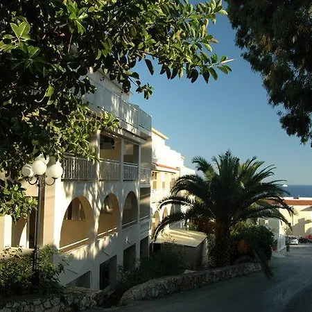 Commodore Hotel 3*